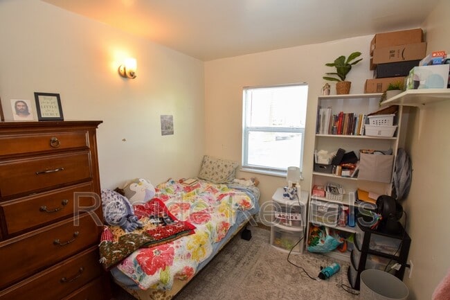 Building Photo - 686 Darwin Ave