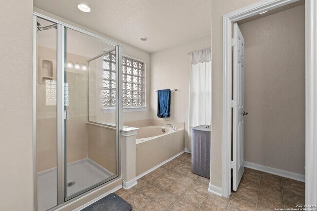 Building Photo - Charming Home Awaits: Spacious & Modern Li...