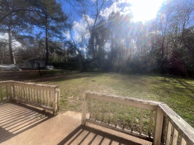 Building Photo - Great Location