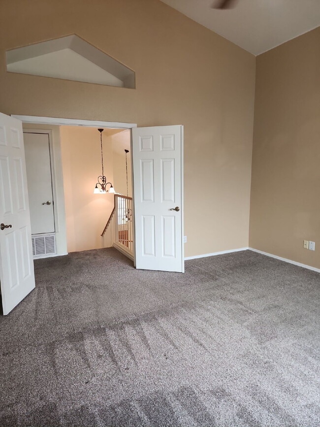 Building Photo - "Spacious 4-Bedroom Glendale Gem with Granite Elegance - 2018 Sq Ft of Comfort!"