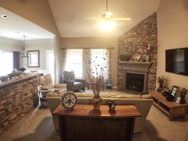 Building Photo - 5912 Meadowglen Dr