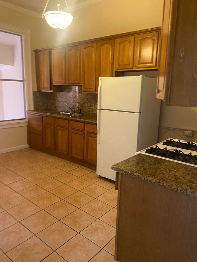 Building Photo - 2 bedroom 1 bathroom plus a sunroom availa...