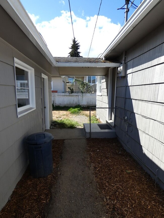 Building Photo - Centrally Charming