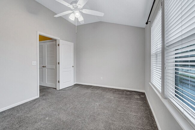 Building Photo - ***TWO WEEKS FREE*** Stylish 3BR Townhome with Garage & Walk-In Closet