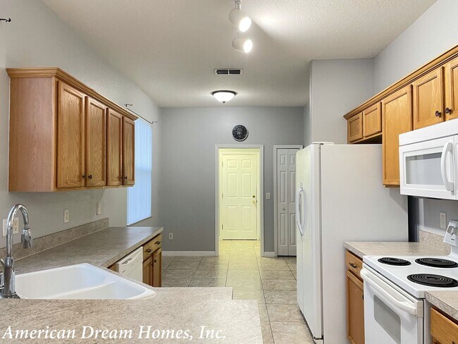 Building Photo - A Gorgeous Home with Beautiful Water View in Andover Point!