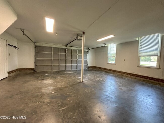 Building Photo - 911 Pine Valley Rd