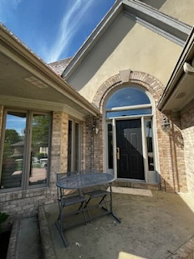 Building Photo - Stunning Custom Built Home with ALL Utilities Included!!