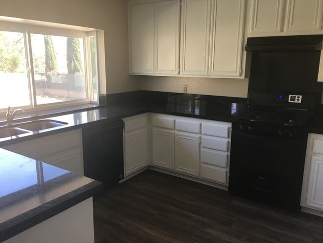 Building Photo - Stunning 5-Bedroom Home for Rent in Desirable Corona Neighborhood!