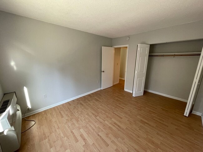 Building Photo - Hamden 2 Bed Condo w/ Dishwasher and Off-S...