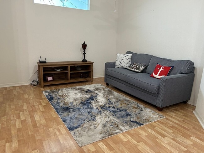 Building Photo - Charming 2 bedroom/ 2 bath condo