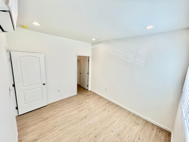Building Photo - 859 W 43rd Pl