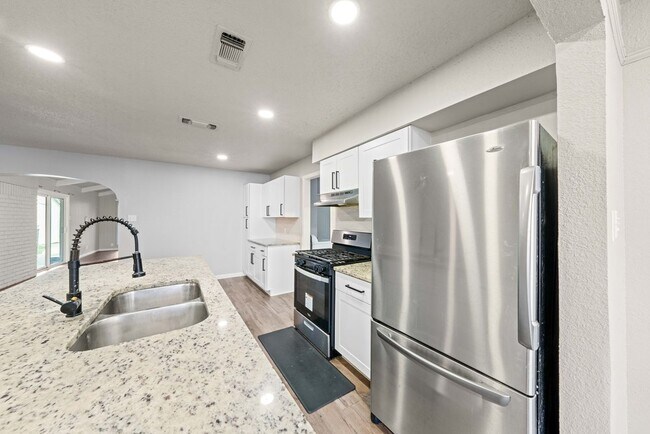 Building Photo - 4402 Seabreeze Dr