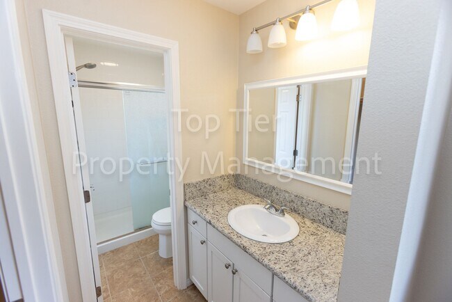 Building Photo - Beautiful 2 bed, 2.5 bath, 1373 sqft Townh...