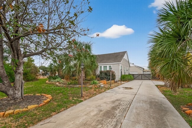 Building Photo - 717 W 30th St