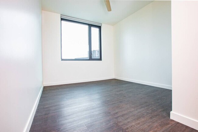 Main bedroom with ensuite bathroom - 1699 Market St