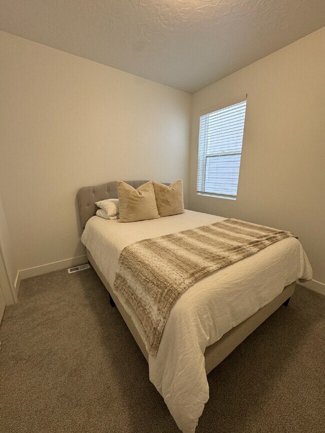 Building Photo - "Spacious 4-Bed Townhouse with Scenic Views & Rooftop Patio in American Fork!"