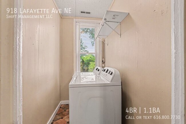 Building Photo - 918 Lafayette Ave NE