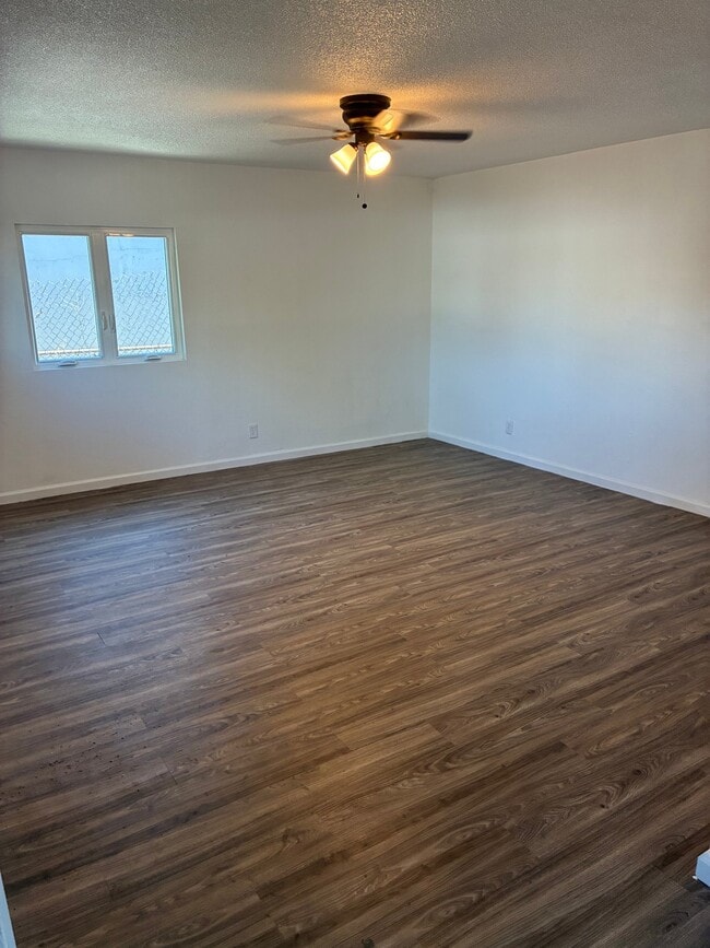 Building Photo - 204 E 88th Pl