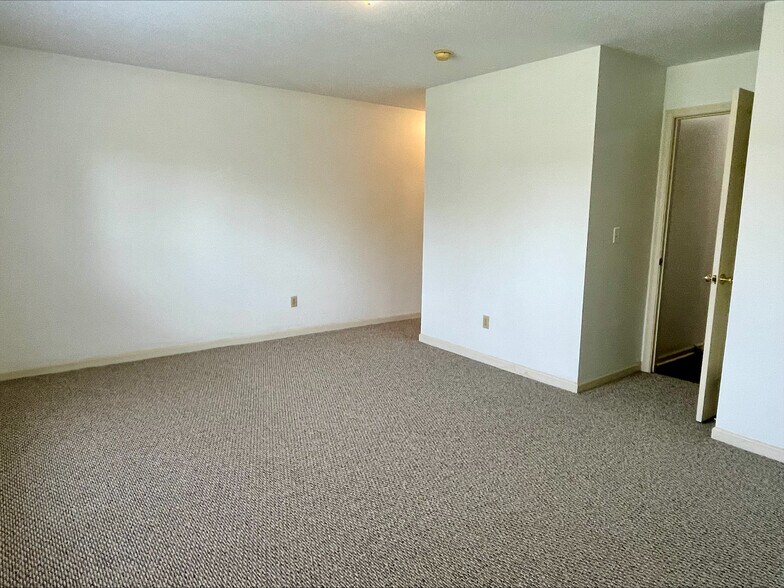 Building Photo - 496 Pheasant Run