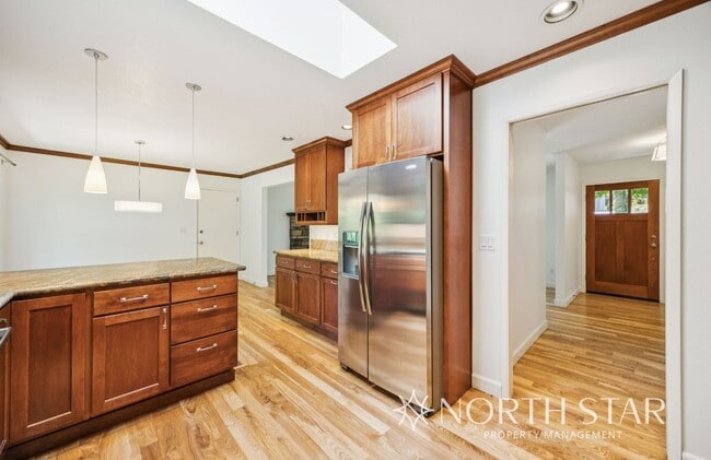 Building Photo - Beautiful Lake Oswego Ranch Home in Red Fo...