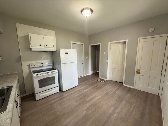 Building Photo - Spacious 4-Bedroom Home Close to Campus