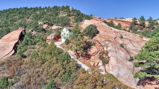 Building Photo - Beautiful 3 Bed Home Perched on a Mountain Side!!