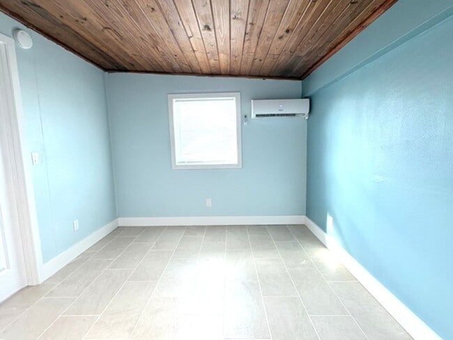 Building Photo - Beachside Bungalow in Ormond Beach!