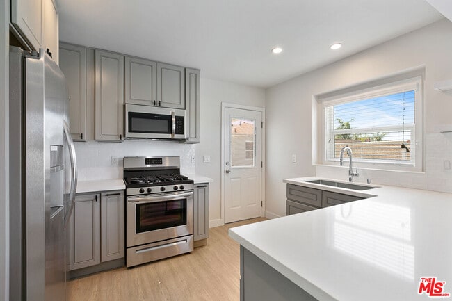 Building Photo - 5454 S San Vicente Blvd