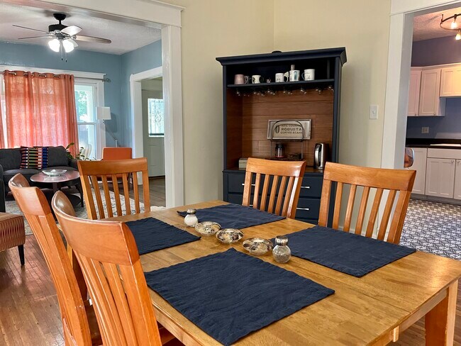 Furnished Dining Room View 2 - 952 Tecumseh St