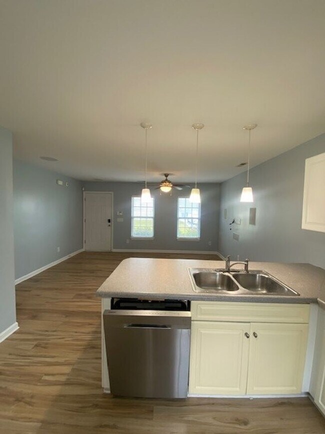 Building Photo - 8547 Heirloom Dr NE