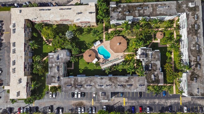 Building Photo - 1333 E Hallandale Beach Blvd