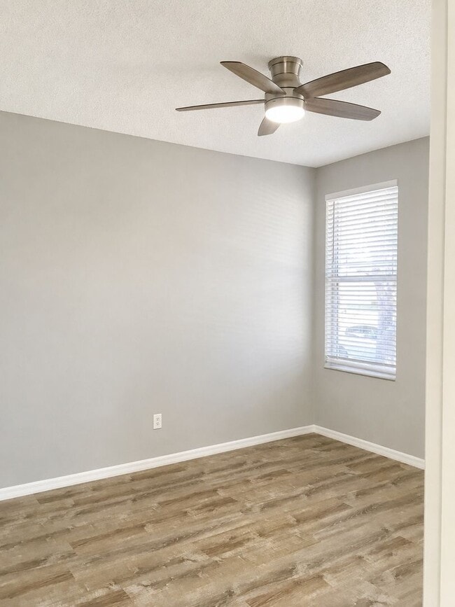 Building Photo - Townhome in Avalon Park