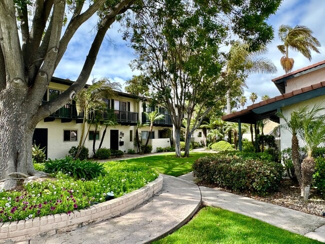 Building Photo - Spacious, Upgraded, 3 Bedroom 2.5 Bath Con...