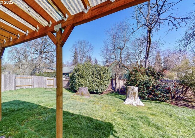 Building Photo - 829 Rossmore St
