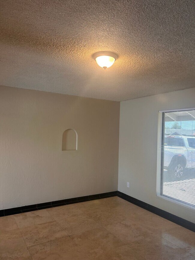 Building Photo - 4 BEDROOM Home w/SPARKLING Pool. $2500.00 Offering Move in Specials