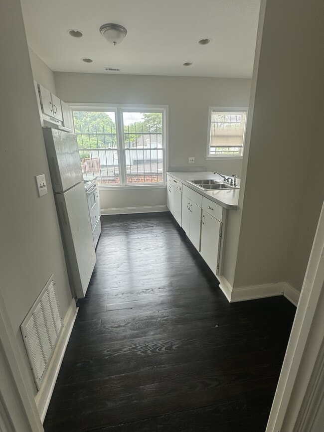 Building Photo - 799 Cascade Ave SW