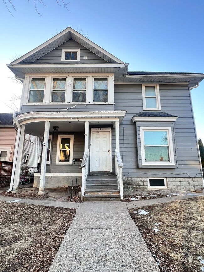 Building Photo - 1223 - 1223 1/2 14th Street