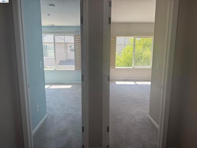 Building Photo - 3162 Golden Crest Common