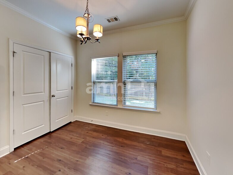 Building Photo - 2400 Freemont St