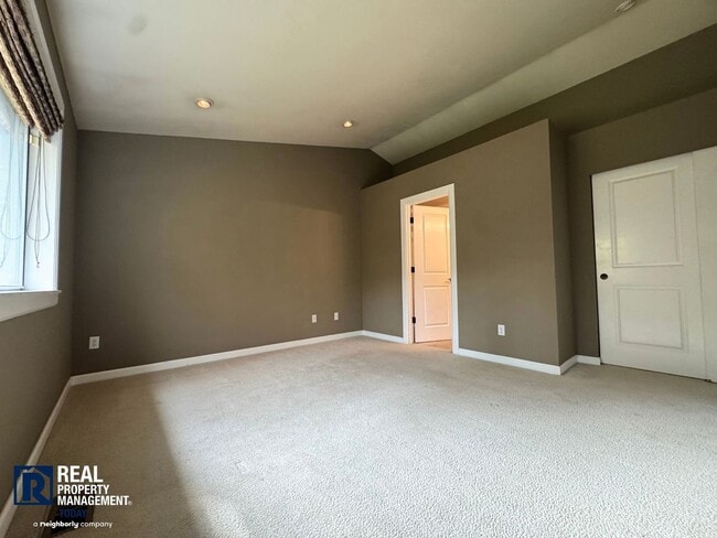 Building Photo - 3 Bedroom, 2 Bath Puyallup Home with 3-Car Garage & Spacious Fenced Yard!!