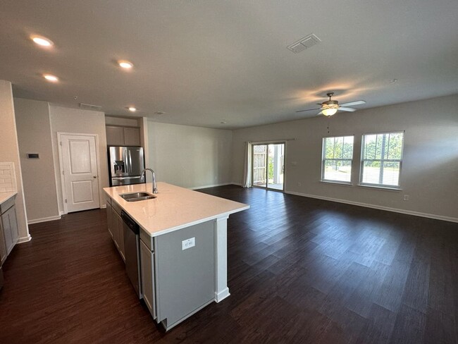 Building Photo - Lovely townhome in gated subdivision minut...