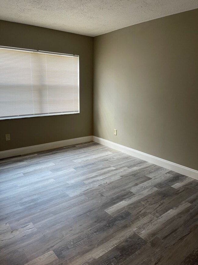 Building Photo - Available now! Williamsburg TOWNHOMES AT G...