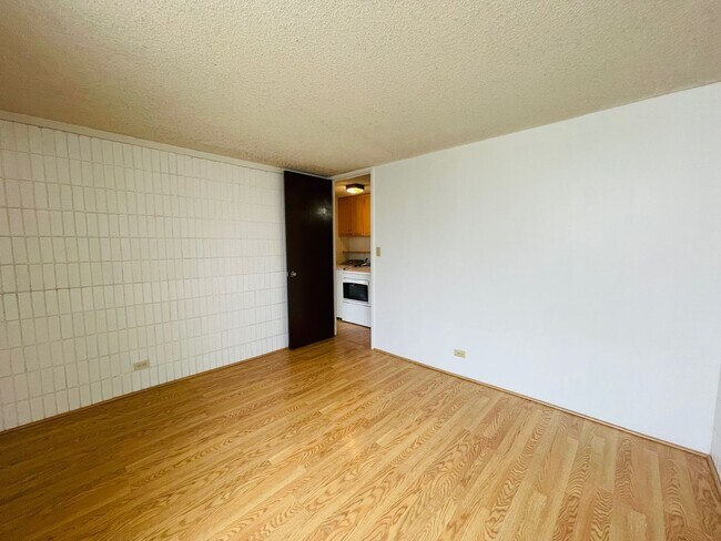Building Photo - Partly Furnished 3-bedroom, 2-bath condo a...