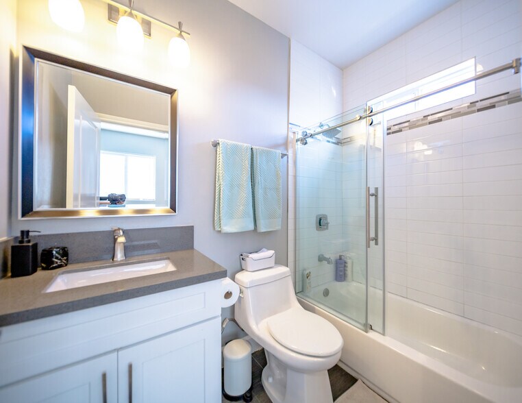 Building Photo - 3415 Edgehill Dr