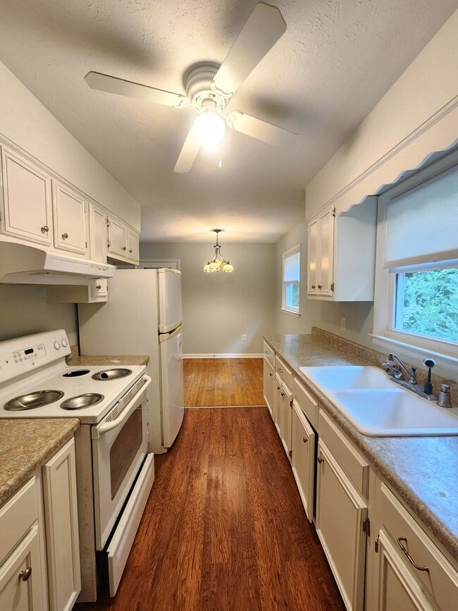 Building Photo - Great Location-Black Mountain Rental