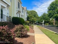 Building Photo - 910 Highgrove Dr