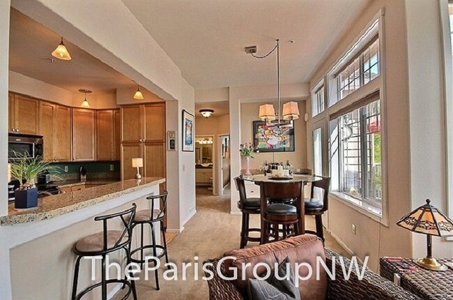 Building Photo - Gorgeous Renton Highlands Condo * Attached...