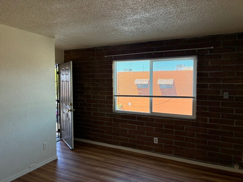 Building Photo - 923 N Swan Rd