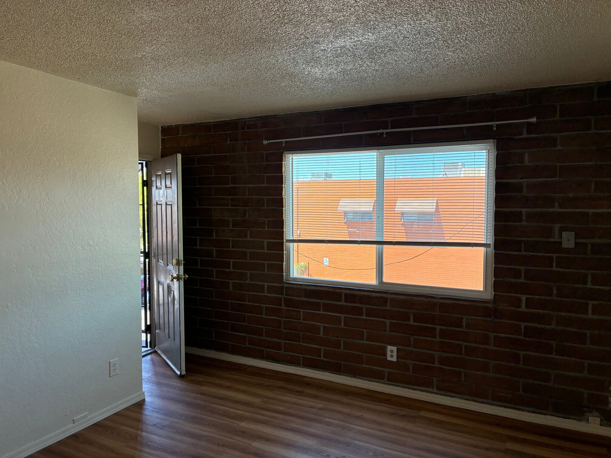 Building Photo - 923 N Swan Rd