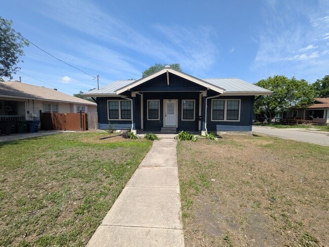 Building Photo - Woodlawn Beauty!